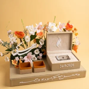 boite cadeau Zaghareet ouverte en cuir beige avec doublure suédée et carte gravée