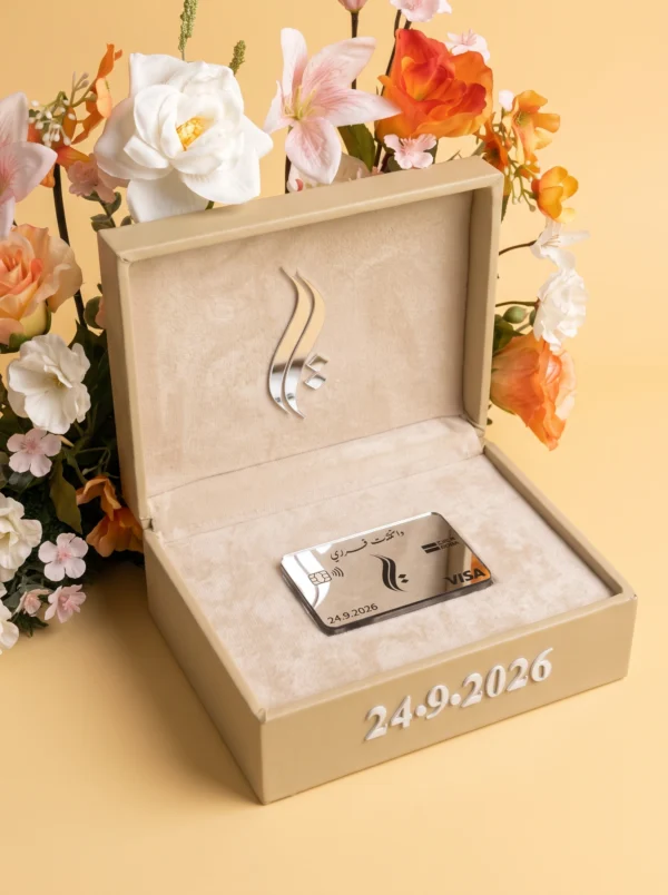 Personalisierte Geschenkbox mit gravierter Metallkarte und Hochzeitsdatum
