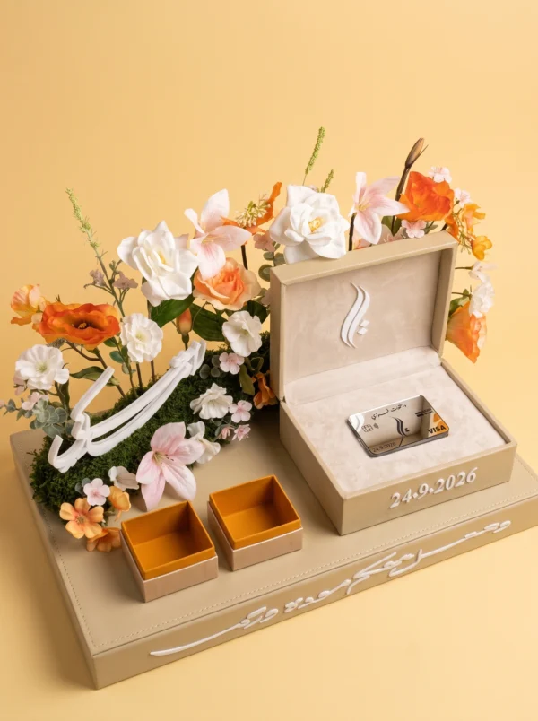 Hochzeits-Geschenkbox mit goldgefütterten Boxen und Kalligrafie-Plakette