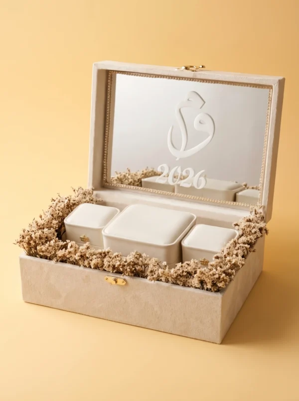 Box rings wedding case with three closed ivory boxes, mirror and white 2026 date in dried flowers