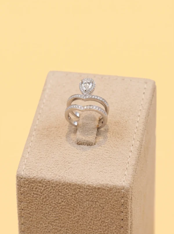 Ring mit Stein auf beigem, wildlederartigem Ringständer aus dem Set zur Geldgeschenk-Verpackung