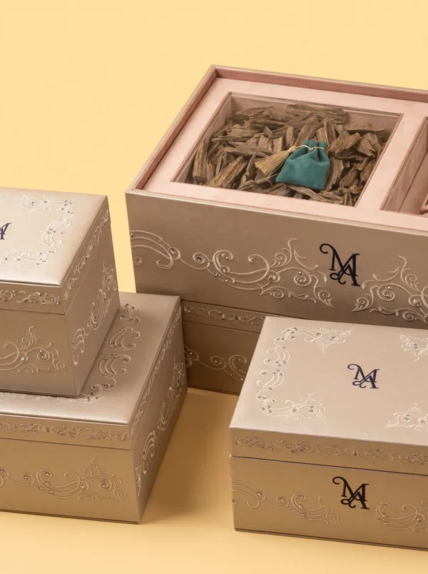 Geldgeschenk Verpackung zur Hochzeit: Boxen mit Monogramm, eine geöffnet mit Adlerholz und grünem Beutel