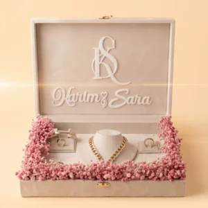 Geschenke Hochzeit: Samt-Schmuckbox mit Kette und Ringen, Monogramm und Vornamen, rosa Schleierkraut