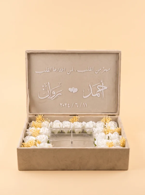 Coffret de mariage en velours taupe avec prénoms argentés, roses blanches et compartiment à cases