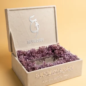 Idée cadeau mariage : coffret en velours ivoire, initiales argentées et fleurs séchées mauves