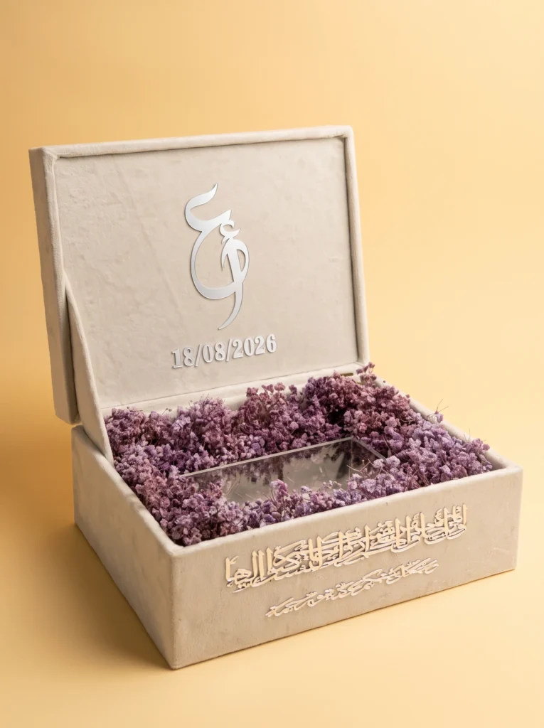 Idée cadeau mariage : coffret en velours ivoire, initiales argentées et fleurs séchées mauves