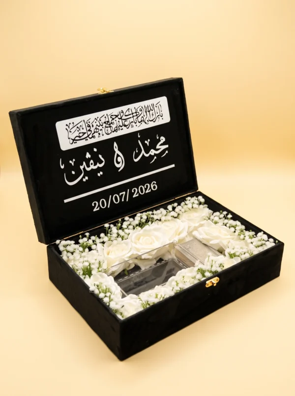 Coffret de mariage en velours noir avec lettres argentées, date, roses blanches et gypsophile