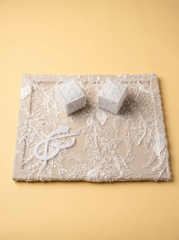 Plateau carré en dentelle perlée avec deux boîtes à bagues et monogramme blanc, vue de face
