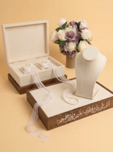 Hochzeitsgeschenk: Schmuckset aus Holz und Velours mit Kalligrafie
