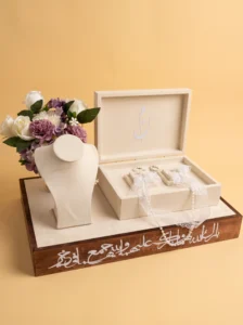 Hochzeitsgeschenk: Schmuckset aus Holz und Velours mit Kalligrafie