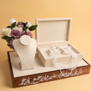 Hochzeitsgeschenk: Holztablett mit Kalligrafie, cremefarbene Büste, Schatulle mit Monogramm, Spitze und Perlen