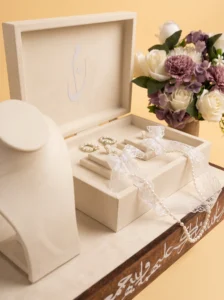 Hochzeitsgeschenk: Schmuckset aus Holz und Velours mit Kalligrafie